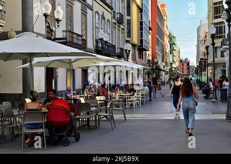 Straßenrestaurants, Cafés mit Leuten in der Fußgängerzone der Calle Triana, Las Palmas, Gran Canaria Stockfoto