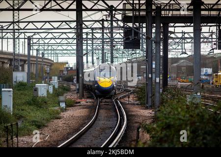 Ashford Internationall Station, Kent UK. 24.. November 2022. Fahrgäste und Züge am Bahnhof Ashford International, während die Gespräche über die Bezahlung vor diesem Streik-Action am Wochenende ein rotes Signal erleuchteten. Mick Lynch vom RMT erklärte, dass die um Weihnachten geplanten Bahnstreiks immer noch Schieß los. seien, fügte jedoch hinzu, dass die Gewerkschaft nach einem ersten Treffen mit dem neuen Verkehrsminister Mark Harper einen „dialog“ aufgenommen habe. Kredit: Windmill Images/Alamy Live News Stockfoto