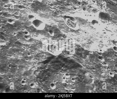 Mond-Orbit, Erde-Orbit. 21. November 2022. Schwarzweiß-Bilder des Mondes erschienen, die Krater zeigen, die von der optischen Navigationskamera Orion während der Annäherung an den Mond am Flugtag 6 der NASA Artemis I-Mission am 21. November 2022 in Lunar Orbit aufgenommen wurden. Kredit: NASA/NASA/Alamy Live News Stockfoto