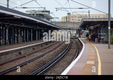 Ashford Internationall Station, Kent UK. 24.. November 2022. Fahrgäste und Züge am Bahnhof Ashford International, während die Gespräche über die Bezahlung vor diesem Streik-Action am Wochenende ein rotes Signal erleuchteten. Mick Lynch vom RMT erklärte, dass die um Weihnachten geplanten Bahnstreiks immer noch Schieß los. seien, fügte jedoch hinzu, dass die Gewerkschaft nach einem ersten Treffen mit dem neuen Verkehrsminister Mark Harper einen „dialog“ aufgenommen habe. Kredit: Windmill Images/Alamy Live News Stockfoto
