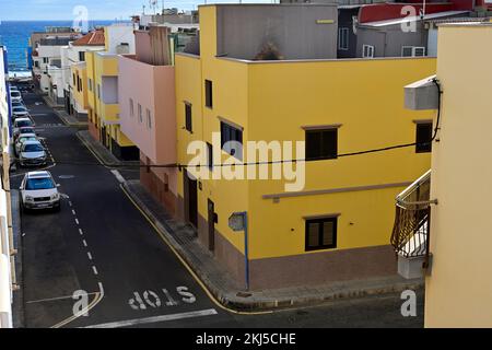 Straßen- und Apartmenthäuser im Dorf El Burrero Gran Canaria in der Nähe des Flughafens Las Palmas Stockfoto