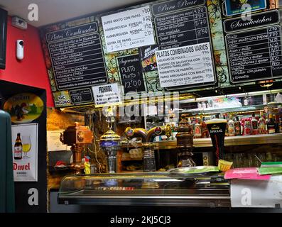 Bar, Restaurant mit Speisekarte und Bierpumpen am Plaza Hurtado de Mendoza, nahe Plaza de Santa Ana, Las Palmas, Gran Canaria Stockfoto