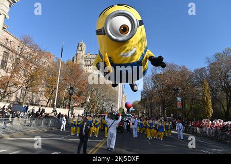 Stuart der Minion Ballon bei der 96.. Jährlichen Macy's Thanksgiving Day Parade am 24. November 2022 in New York City. Stockfoto