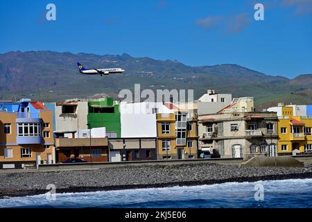 Dorf El Burrero in der Nähe des Flughafens Las Palmas (Aeropuerto de Gran Canaria) mit guten Apartmentgebäuden und nahe genug am Flughafen für eine einfache Ankunft Stockfoto