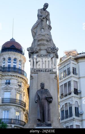 Alicante, Spanien - 12. September 2022: Denkmal des indigenen spanischen Politikers Jose Canalejas. Die Statue befindet sich am Haupteingang des Canalejas Parks, Stockfoto