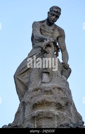 Alicante, Spanien - 12. September 2022: Details einer Wahrzeichen-Statue von Jose Canalejas im Canalejas Park. Das Detail besteht aus einem Mann, der oben auf dem Heia sitzt Stockfoto