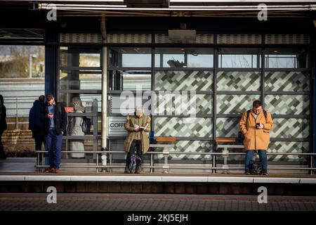 Ashford Internationall Station, Kent UK. 24.. November 2022. Fahrgäste und Züge am Bahnhof Ashford International, während die Gespräche über die Bezahlung vor diesem Streik-Action am Wochenende ein rotes Signal erleuchteten. Mick Lynch vom RMT erklärte, dass die um Weihnachten geplanten Bahnstreiks immer noch Schieß los. seien, fügte jedoch hinzu, dass die Gewerkschaft nach einem ersten Treffen mit dem neuen Verkehrsminister Mark Harper einen „dialog“ aufgenommen habe. Kredit: Windmill Images/Alamy Live News Stockfoto