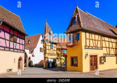 Eguisheim, Elsass. Frankreich. Traditionelle Fachwerkhäuser. Stockfoto