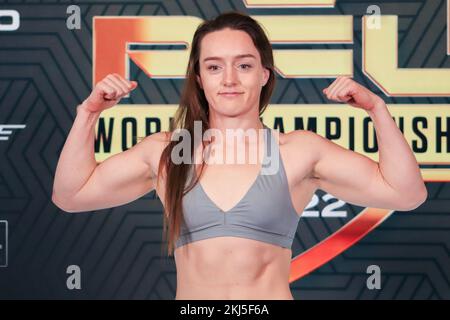 NEW YORK CITY, NY - NOVEMBER 24: Aspen Ladd posiert auf der Waage während der PFL 10: 2022: Wiegeversuche im Hulu Theater am 24. November 2022 in New York City, New York, USA. (Foto: Diego Ribas/PxImages) Stockfoto