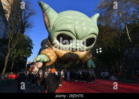 Der Ballon von Grogu bei der 96.. Jährlichen Macy's Thanksgiving Day Parade am 24. November 2022 in New York City. Stockfoto