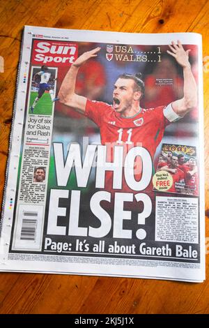 Die Sun-Zeitung Gareth Bale Wales Kapitän erzielt bei der Weltmeisterschaft 2022 in Katar ein Tor gegen die USA Stockfoto