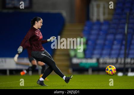 Reading, UK. 24.. November 2022. Reading, England, November 24. 2022: Torwart Faye Kirby (22 Liverpool) wärmt sich vor dem Fußballspiel Barclays Womens Super League zwischen Reading und Liverpool im Select Car Leasing Stadium in Reading, England auf. (James Whitehead/SPP) Kredit: SPP Sport Press Photo. Alamy Live News Stockfoto