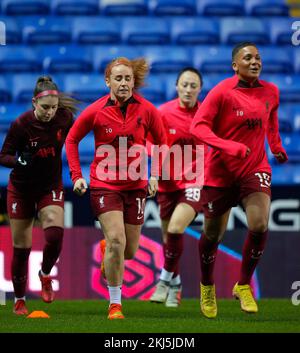 Reading, UK. 24.. November 2022. Reading, England, November 24. 2022: Liverpool-Spieler wärmen sich vor dem Barclays Womens Super League-Fußballspiel zwischen Reading und Liverpool im Select Car Leasing Stadium in Reading, England, auf. (James Whitehead/SPP) Kredit: SPP Sport Press Photo. Alamy Live News Stockfoto