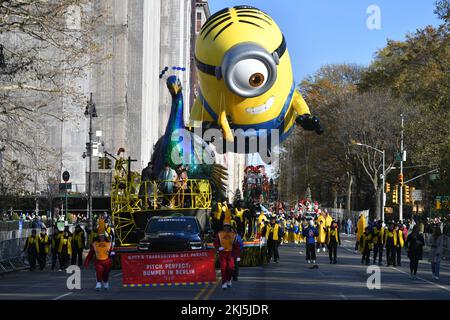 Stuart der Minion Ballon bei der 96.. Jährlichen Macy's Thanksgiving Day Parade am 24. November 2022 in New York City. Stockfoto