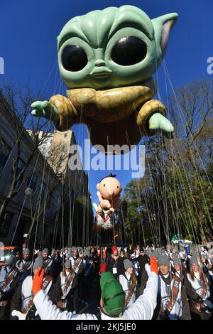 Der Ballon von Grogu bei der 96.. Jährlichen Macy's Thanksgiving Day Parade am 24. November 2022 in New York City. Stockfoto