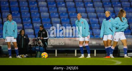 Reading, UK. 24.. November 2022. Reading, England, November 24. 2022: Lesespieler wärmen sich vor dem Barclays Womens Super League-Fußballspiel zwischen Reading und Liverpool im Select Car Leasing Stadium in Reading, England, auf. (James Whitehead/SPP) Kredit: SPP Sport Press Photo. Alamy Live News Stockfoto