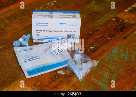 Berlin, Deutschland - 8. Januar 2022: Corona Schnelltest-Kit für Schnelltests. Stockfoto