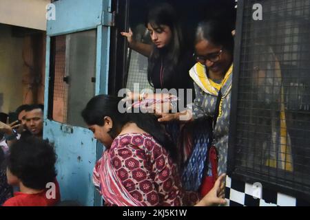 Nicht exklusiv: 24. November 2022, Kolkata, Indien: Festgenommene Demonstranten werden vor das Bankshall-Gericht gebracht, um sie wegen ungeordneten Verhaltens von West BE strafrechtlich zu verfolgen Stockfoto