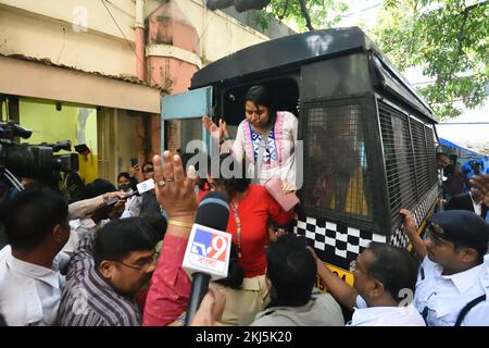 Nicht exklusiv: 24. November 2022, Kolkata, Indien: Festgenommene Demonstranten werden vor das Bankshall-Gericht gebracht, um sie wegen ungeordneten Verhaltens von West BE strafrechtlich zu verfolgen Stockfoto