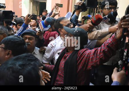 Nicht exklusiv: 24. November 2022, Kolkata, Indien: Festgenommene Demonstranten werden vor das Bankshall-Gericht gebracht, um sie wegen ungeordneten Verhaltens von West BE strafrechtlich zu verfolgen Stockfoto