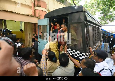 Nicht exklusiv: 24. November 2022, Kolkata, Indien: Festgenommene Demonstranten werden vor das Bankshall-Gericht gebracht, um sie wegen ungeordneten Verhaltens von West BE strafrechtlich zu verfolgen Stockfoto