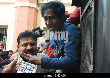 Nicht exklusiv: 24. November 2022, Kolkata, Indien: Festgenommene Demonstranten werden vor das Bankshall-Gericht gebracht, um sie wegen ungeordneten Verhaltens von West BE strafrechtlich zu verfolgen Stockfoto