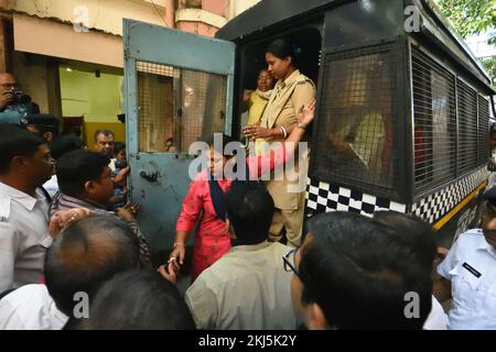 Nicht exklusiv: 24. November 2022, Kolkata, Indien: Festgenommene Demonstranten werden vor das Bankshall-Gericht gebracht, um sie wegen ungeordneten Verhaltens von West BE strafrechtlich zu verfolgen Stockfoto