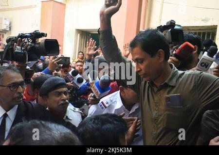 Nicht exklusiv: 24. November 2022, Kolkata, Indien: Festgenommene Demonstranten werden vor das Bankshall-Gericht gebracht, um sie wegen ungeordneten Verhaltens von West BE strafrechtlich zu verfolgen Stockfoto