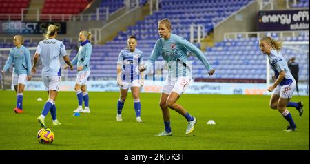 Reading, UK. 24.. November 2022. Reading, England, November 24. 2022: Lesespieler wärmen sich vor dem Barclays Womens Super League-Fußballspiel zwischen Reading und Liverpool im Select Car Leasing Stadium in Reading, England, auf. (James Whitehead/SPP) Kredit: SPP Sport Press Photo. Alamy Live News Stockfoto