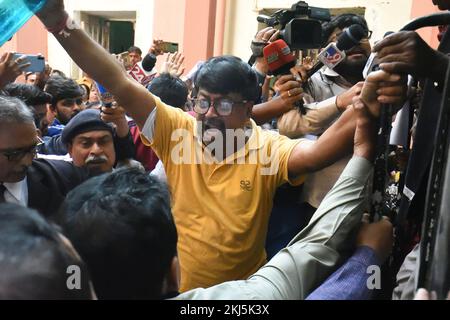 Nicht exklusiv: 24. November 2022, Kolkata, Indien: Festgenommene Demonstranten werden vor das Bankshall-Gericht gebracht, um sie wegen ungeordneten Verhaltens von West BE strafrechtlich zu verfolgen Stockfoto