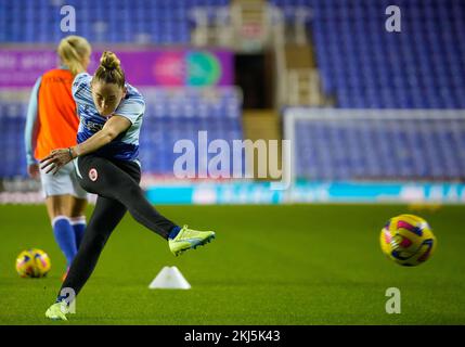 Reading, UK. 24.. November 2022. Reading, England, November 24. 2022: Rebecca Jane (18 Reading) wärmt sich auf, bevor das Barclays Womens Super League-Fußballspiel zwischen Reading und Liverpool im Select Car Leasing Stadium in Reading, England, stattfindet. (James Whitehead/SPP) Kredit: SPP Sport Press Photo. Alamy Live News Stockfoto