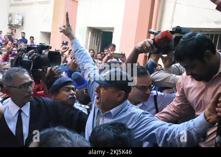 Nicht exklusiv: 24. November 2022, Kolkata, Indien: Festgenommene Demonstranten werden vor das Bankshall-Gericht gebracht, um sie wegen ungeordneten Verhaltens von West BE strafrechtlich zu verfolgen Stockfoto