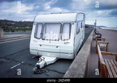 Die Karawane wurde hinter der Straße in der Nähe von Hythe Beach Kent England gelassen Stockfoto