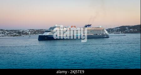 MYKONOS, GRIECHENLAND - 11. SEPTEMBER 2022: Kreuzfahrtschiff jenseits von Celebrity Cruises im Hafen von Mykonos Island, Griechenland. Stockfoto
