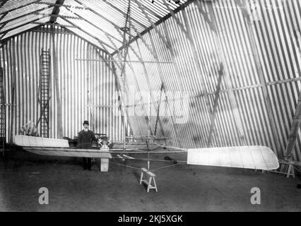 Alberto Santos Dumont mit seinem Hubschrauber. Alberto Santos-Dumont (1873-1932), brasilianischer Flugzeugführer, Erfinder Stockfoto