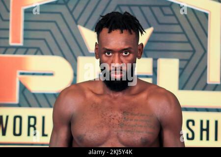 24. November 2022: NEW YORK, NY - NOVEMBER 24: Dilano Taylor posiert auf der Waage während der PFL 10: 2022: Gewichtung im Hulu Theater am 24. November 2022 in New York City, New York, USA. (Kreditbild: © Diego Ribas/PX Imagens via ZUMA Press Wire) Stockfoto