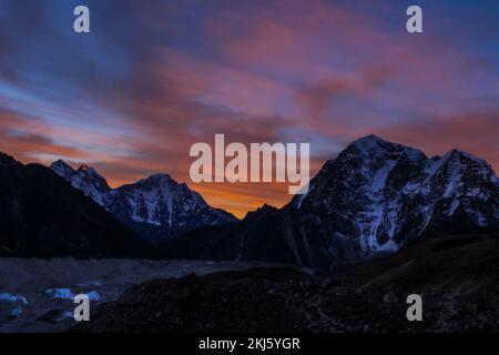 Sonnenaufgang im Himalaya Everest Base Camp Trek in Solukhumbu, Nepal Gorakschep Stockfoto