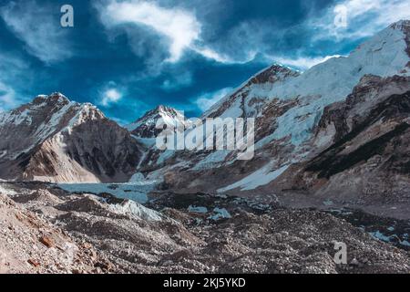 Khumbu-Gletscher, Mt. Everest, Mt. Muptse, Mt. Das ist vom Everest-Basislager in Solukhumbu, Nepal, aus zu sehen Stockfoto