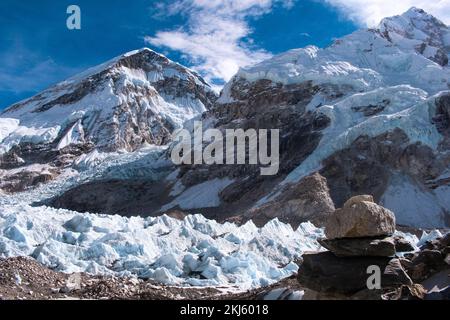 Khumbu-Gletscher, Mt. Everest, Mt. Muptse, Mt. Das ist vom Everest-Basislager in Solukhumbu, Nepal, aus zu sehen Stockfoto