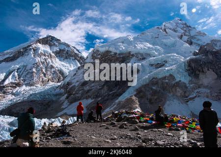 Khumbu-Gletscher, Mt. Everest, Mt. Muptse, Mt. Das ist vom Everest-Basislager in Solukhumbu, Nepal, aus zu sehen Stockfoto