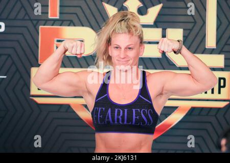 24. November 2022: NEW YORK, NY - 24. NOVEMBER: Kayla Harrison posiert auf der Waage während der PFL 10: 2022: Gewichtung im Hulu Theater am 24. November 2022 in New York City, New York, USA. (Kreditbild: © Diego Ribas/PX Imagens via ZUMA Press Wire) Stockfoto
