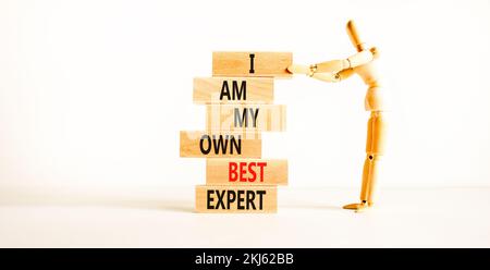 Ich bin mein eigenes Symbol für beste Experten. Konzeptbegriffe Ich bin mein eigener bester Experte für Holzblöcke auf einem wunderschönen weißen Tisch mit weißem Hintergrund. Geschäftsmann-Ikone. Stockfoto