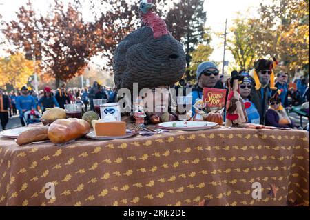 Sacramento, Kalifornien, USA. 24.. November 2022. Heather Oakes aus Sacramento trägt einen Thanksgiving-Tisch während der „Run to Feed the Hungry“-Tour in Sacramento, Donnerstag, den 24. November 2022. (Kreditbild: © Paul Kitagaki Jr./ZUMA Press Wire) Stockfoto