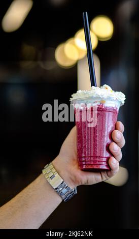 Bilder von Säften und Smoothies mit Donuts Stockfoto