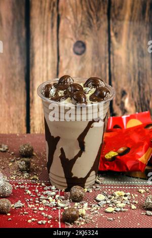 Bilder von Säften und Smoothies mit Donuts Stockfoto