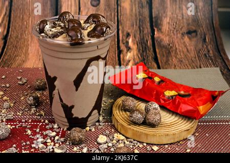 Bilder von Säften und Smoothies mit Donuts Stockfoto
