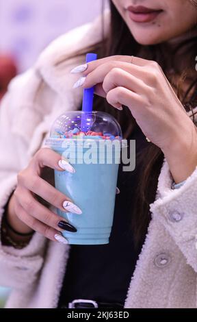 Bilder von Säften und Smoothies mit Donuts Stockfoto