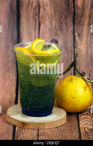 Bilder von Säften und Smoothies mit Donuts Stockfoto