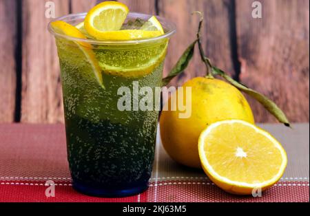 Bilder von Säften und Smoothies mit Donuts Stockfoto