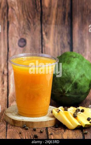 Bilder von Säften und Smoothies mit Donuts Stockfoto